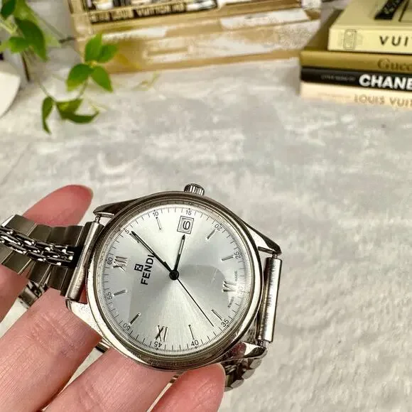 Fendi women’s silver watch 210G Good Pre-Owned - Picture 3 of 13
